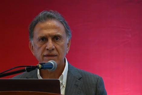 El ex gobernador de Veracruz,  y hoy aspirante al Senado, como suplente,  Miguel Ángel Yunes Linares, volvió a la actividad pública política,  al participar en la conferencia  Gobierno de coalición en Veracruz,  organizado por la Fundación Colosio.