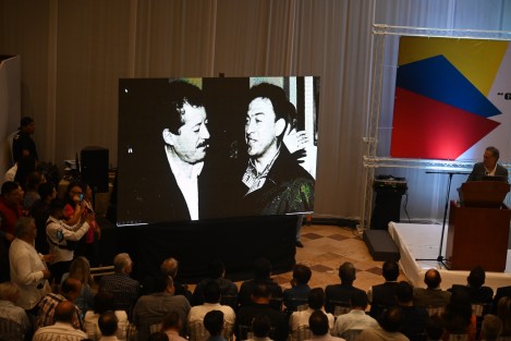 Durante su conferencia, el hoy panista, evocó sus años como priista, al presentar su imagen junto al finado aspirante a la presidencia de la República por el tricolor,  Luis Donaldo Colosio.