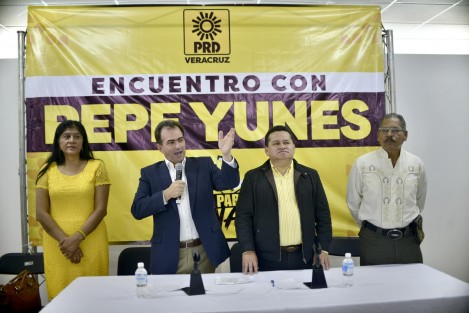 La familia perredista, entregó este jueves la constancia que acredita a José Yunes Zorrilla como candidato a gobernador del estado por el Partido de la Revolución Democrática (PRD) para la próxima elección.