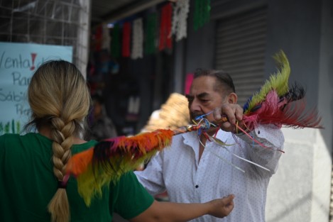Como cada primer Viernes de Marzo, Don Gregorio Santiago Ceballos realiza limpias en el mercado Galeana de la ciudad de Xalapa. 