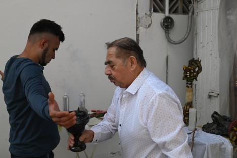 Como cada primer Viernes de Marzo, Don Gregorio Santiago Ceballos realiza limpias en el mercado Galeana de la ciudad de Xalapa. 