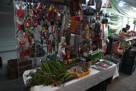 Pese a ir contra la fe católica, muchas son las personas que acostumbran, si no rituales mágicos, sí adquirir amuletos como los ramos de sábila para colocar en casas o negocios, con la  esperanza de que junto con sus esfuerzos, el amuleto les traiga buena suerte.  