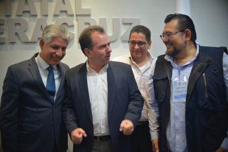 Panistas entregaron este sábado a José Yunes Zorrilla, la constancia como candidato a Gobernador por la Coalición Fuerza y  Corazón por Veracruz. 