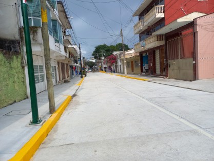 Completamente rehabilitada luce ya la calle Independencia en la ciudad de Xalapa, aunque aún permanece cerrada a la circulación vehicular. A menos que se vayan a realizar trabajos de jardinería, se espera que en breve sea abierta. 