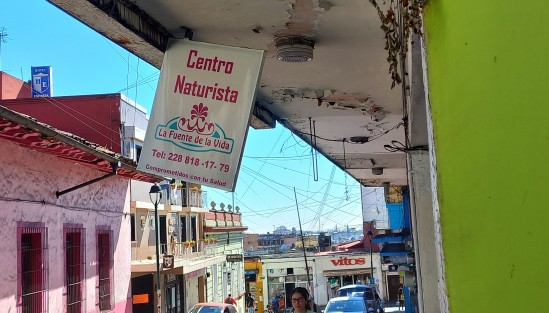 Tareas de Protección Civil no sólo deben ser incendios e inundaciones. La vida diaria urbana también presenta riesgos, como este letrero de un comercio en la calle Benito Juárez del Centro de Xalapa, en riesgo de caer.  