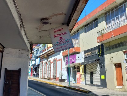 Tareas de Protección Civil no sólo deben ser incendios e inundaciones. La vida diaria urbana también presenta riesgos, como este letrero de un comercio en la calle Benito Juárez del Centro de Xalapa, en riesgo de caer.  