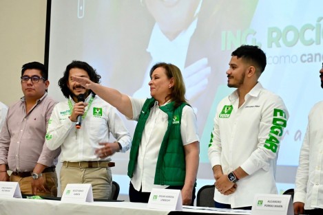 Este domingo, tras la asamblea celebrada por militancia del PVEM, se entregó a Rocío Nahle su constancia que la acredita como la candidata a la gubernatura por ese partido. 