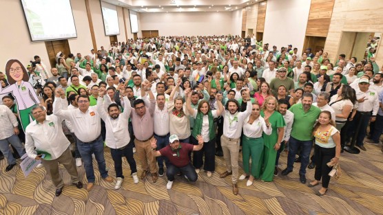 Este domingo, tras la asamblea celebrada por militancia del PVEM, se entregó a Rocío Nahle su constancia que la acredita como la candidata a la gubernatura por ese partido. 