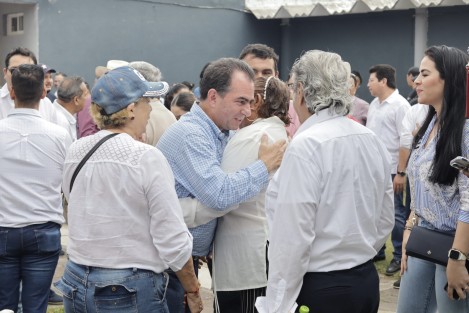 El aspirante a la gubernatura de Veracruz por la coalición Fuerza y Corazón por Veracruz, José Yunes, celebró junto con seguidores en Antón Lizardo, el Día de la Familia. 