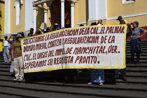 Sin indicar por qué asociación fueron convocados, moradores de predios irregulares de varias localidades se manifestaron para pedir al gobierno les regularicen sus terrenos adquiridos con personas que les vendieron promesas de un patrimonio legal. 