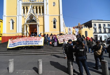 Sin indicar por qué asociación fueron convocados, moradores de predios irregulares de varias localidades se manifestaron para pedir al gobierno les regularicen sus terrenos adquiridos con personas que les vendieron promesas de un patrimonio legal. 