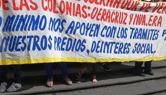 Sin indicar por qué asociación fueron convocados, moradores de predios irregulares de varias localidades se manifestaron para pedir al gobierno les regularicen sus terrenos adquiridos con personas que les vendieron promesas de un patrimonio legal. 
