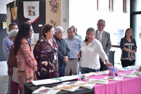 Como parte del compromiso del Poder Legislativo de Veracruz de abrir sus puertas a las diversas expresiones artísticas y culturales, este día, pensionadas y jubiladas de la organización Nueva Vía Magisterial presentaron una muestra de los trabajos que realizan bajo la tutela de la maestra Alma Rosa Mendoza Domínguez.