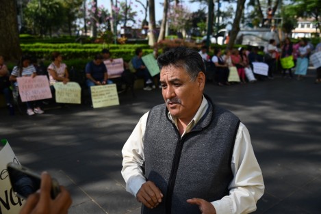 Habitantes de Alto Lucero, Ver. se manifestaron primero en el parque Juárez  y posteriormente en plaza Lerdo, para pedir ayuda al Gobierno Estatal ante el daño que sufrieron sus viviendas por las explosiones que hizo la empresa Mota Engil en la construcción de la carretera Laguna Verde-Poza Rica.