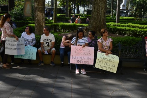 Habitantes de Alto Lucero, Ver. se manifestaron primero en el parque Juárez  y posteriormente en plaza Lerdo, para pedir ayuda al Gobierno Estatal ante el daño que sufrieron sus viviendas por las explosiones que hizo la empresa Mota Engil en la construcción de la carretera Laguna Verde-Poza Rica.