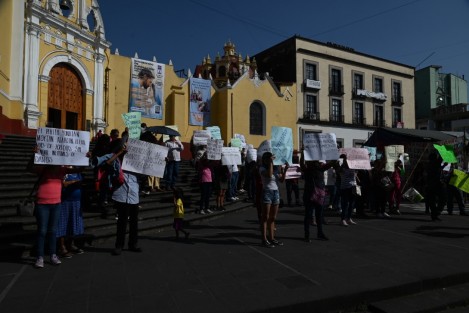 Habitantes de Alto Lucero, Ver. se manifestaron primero en el parque Juárez  y posteriormente en plaza Lerdo, para pedir ayuda al Gobierno Estatal ante el daño que sufrieron sus viviendas por las explosiones que hizo la empresa Mota Engil en la construcción de la carretera Laguna Verde-Poza Rica.