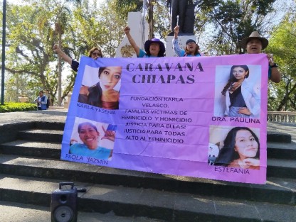 Familiares de víctimas de feminicidio en Chiapas estuvieron e Xalapa, en su tránsito por una marcha que realizan rumbo a Oaxaca, con la finalidad de hacer visible su exigencia de justicia para sus hijas. 