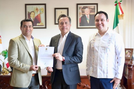 Continúan los cambios de personal en la Secretaría de Finanzas, y a partir de hoy Carlos Bernabé Pérez ocupa el cargo de subsecretario, recibiendo el nombramiento de manos del Gobernador Cuitláhuac García  Jiménez. 