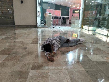 Un intento de asalto a una joyería en Plaza Américas de Boca del Río, Ver. deribó en balacera, cuando un policía impidió el atraco en que participaron 5 hombres originarios de Puebla. Uno de los asaltantes fue abatido, tres huyeron y uno quedó herido, al igual que el oficial que los enfrentó. 