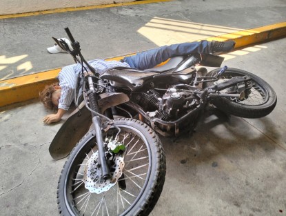 Un intento de asalto a una joyería en Plaza Américas de Boca del Río, Ver. deribó en balacera, cuando un policía impidió el atraco en que participaron 5 hombres originarios de Puebla. Uno de los asaltantes fue abatido, tres huyeron y uno quedó herido, al igual que el oficial que los enfrentó. 