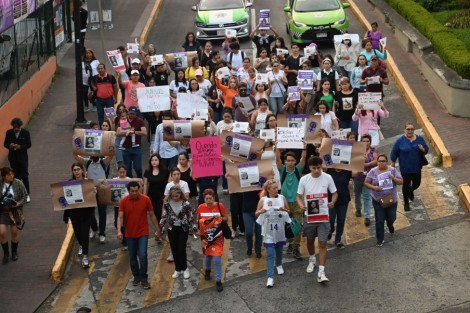 Familiares y amigos de Bibian Allyson Ortigiza Mora marcharon para exigir a las autoridades agilicen su búsqueda, ya que desapareció el 4 de marzo al salir de la escuela preparatoria Antonio María de Rivera  para abordar el transporte escolar. 