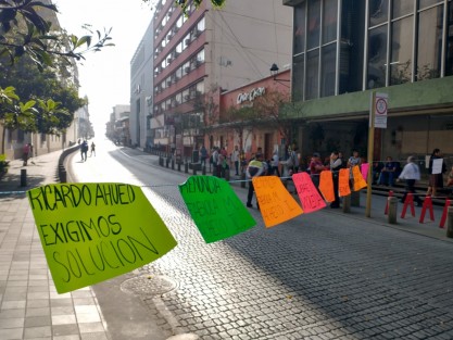 Trabajadores de la Dirección de Desarrollo Económico del Ayuntamiento de Xalapa bloquearon por algunas horas la calle Zaragoza, en la zona centro, en demanda de la destitución de la titular.