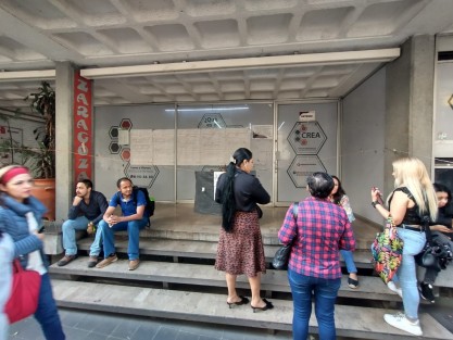 Trabajadores de la Dirección de Desarrollo Económico del Ayuntamiento de Xalapa bloquearon por algunas horas la calle Zaragoza, en la zona centro, en demanda de la destitución de la titular.