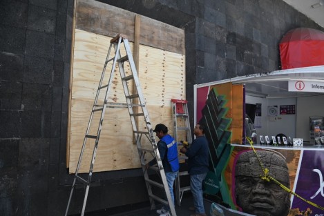 Como ya es usual cada vez que habrá manifestación de mujeres, las sucursales bancarias protegen sus instalaciones con tablones, previo al 8 de Marzo. 