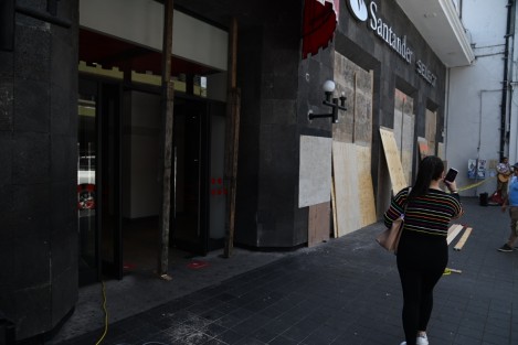 Como ya es usual cada vez que habrá manifestación de mujeres, las sucursales bancarias protegen sus instalaciones con tablones, previo al 8 de Marzo. 