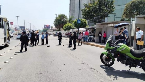 Integrantes del FNLS bloquearon la lateral de la avenida Lázaro Cárdenas frente al Poder Judicial, por algunos minutos.  Elementos de la SSP acudieron para dialogar con los quejosos que se retiraron a su campamento del centro de la ciudad. 