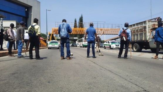 Integrantes del FNLS bloquearon la lateral de la avenida Lázaro Cárdenas frente al Poder Judicial, por algunos minutos.  Elementos de la SSP acudieron para dialogar con los quejosos que se retiraron a su campamento del centro de la ciudad. 