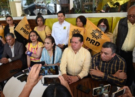En una rueda de prensa el Presidente de la Dirección Estatal Ejecutiva del PRD Veracruz, Sergio Cadena Martínez, respaldó y acompañó a la Candidata al Senado de la República por el PRD, Sara Ladrón de Guevara.