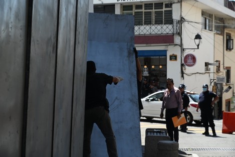 Trabajadores de la SSP colocaron barricadas alrededor de ta torre de la dependencia, para prevenir pintas en el inmueble ante las marchas anunciadas para este 8M. 