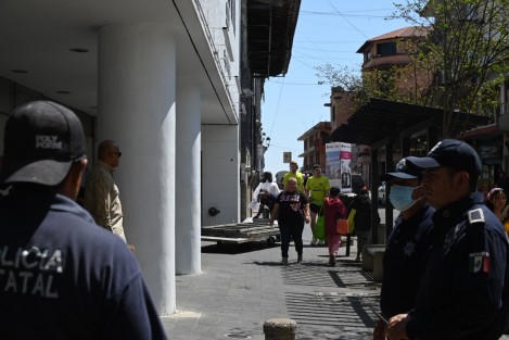 Trabajadores de la SSP colocaron barricadas alrededor de ta torre de la dependencia, para prevenir pintas en el inmueble ante las marchas anunciadas para este 8M. 
