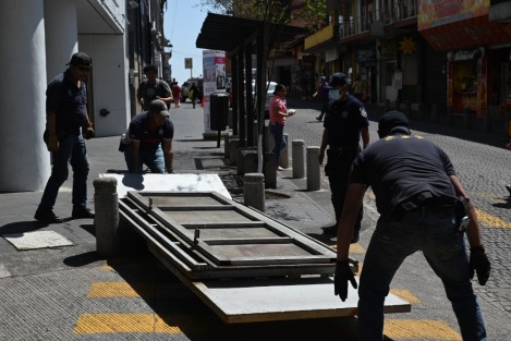 Trabajadores de la SSP colocaron barricadas alrededor de ta torre de la dependencia, para prevenir pintas en el inmueble ante las marchas anunciadas para este 8M. 