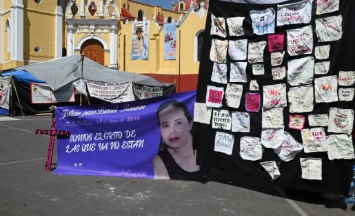 En memoria de victimas de feminicidio colectivos de mujeres realizaron bordados en memoria de víctimas de feminicidio. 