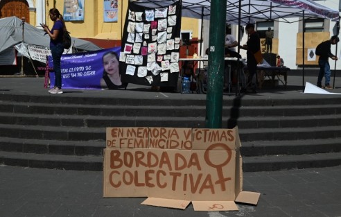 En memoria de victimas de feminicidio colectivos de mujeres realizaron bordados en memoria de víctimas de feminicidio. 