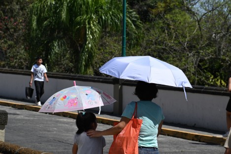 Altas temperaturas este viernes en la capital veracruzana, de más de 30 grados y sensación térmica mayor. Cada cual busca cómo mitigar el calor.