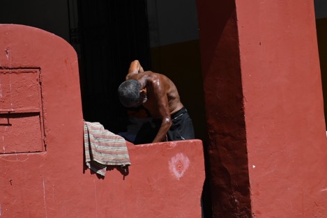 Altas temperaturas este viernes en la capital veracruzana, de más de 30 grados y sensación térmica mayor. Cada cual busca cómo mitigar el calor.