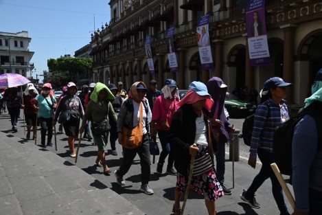 Distintas organizaciones campesinas convocaron a mujeres para marchar en la calles de Xalapa por el Día Internacional de La Mujer. Pese a que la gente del campo está acostumbrada a jornadas de trabajo bajo el sol, fue notoria su fatiga en este día de calor extremo.  Ojalá hayan acudido por iniciativa propia y no de sus líderes. 