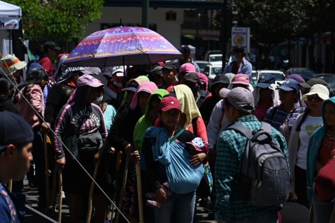 Distintas organizaciones campesinas convocaron a mujeres para marchar en la calles de Xalapa por el Día Internacional de La Mujer. Pese a que la gente del campo está acostumbrada a jornadas de trabajo bajo el sol, fue notoria su fatiga en este día de calor extremo.  Ojalá hayan acudido por iniciativa propia y no de sus líderes. 