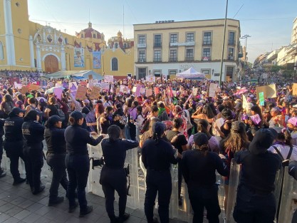 Por el Día Internacional de la Mujer miles de xalapeñas salieron a las calles de la Capital para recriminar la violencia y desigualdad que viven las mujeres en Veracruz y el país.