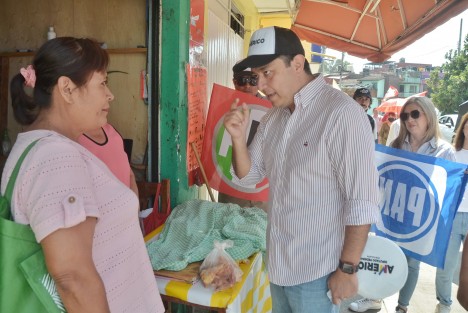 En un intenso recorrido realizado por la zona del Fovissste y acompañado por cientos de personas, Américo Zúñiga Martínez, candidato a la diputación federal por Xalapa, platicó y escuchó las diferentes demandas de la población. 