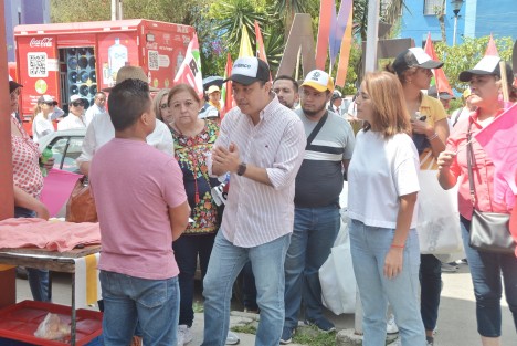 En un intenso recorrido realizado por la zona del Fovissste y acompañado por cientos de personas, Américo Zúñiga Martínez, candidato a la diputación federal por Xalapa, platicó y escuchó las diferentes demandas de la población. 