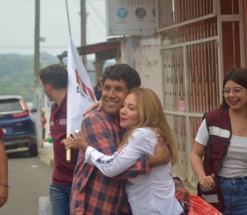 En su día 9 de recorridos por la ciudad de Xalapa, Ana Miriam Ferráez visitó la colonia Lomas Verdes, donde tuvo un cálido recibimiento. 