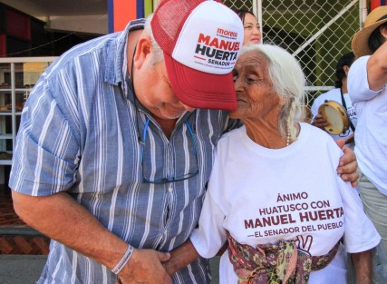 El aspirante al Senado de la República en segunda fórmula por MORENA, Manuel Huerta Ladrón de Guevara, recorrió este sábado la región de Huatusco. 