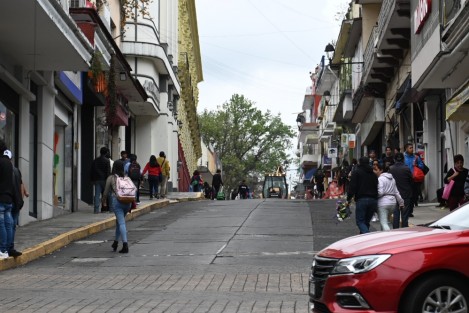 Como  se había anunciado, este lunes se cerró a la circulación la calle de Lucio, en el centro de Xalapa, para iniciar su rehabilitación. 