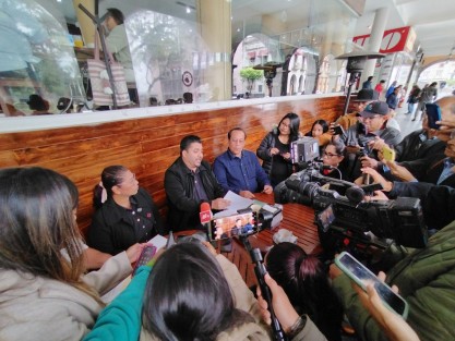 Una comisión de vecinos del municipio de Lerdo de Tejada, acompañados del abogado Fidel Ordóñez Solana, piden la destitución de ediles y que se instale un Concejo Municipal, luego de supuestos abusos por parte de las autoridades municipales.

