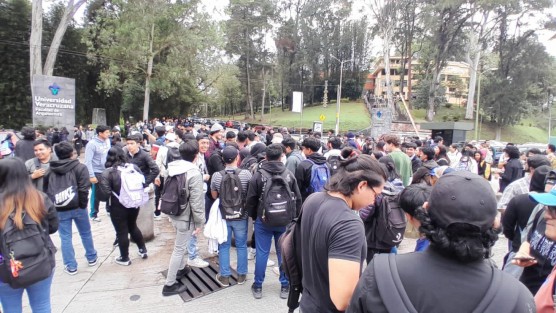 Alumnos de la Universidad Veracruzana bloquearon el circuito Gonzalo Aguirre Beltrán, a la altura del Gimnasio Universitario, inconformes por cambios en el proceso de inscripción. Recriminan la eliminación de la pre inscripción en línea y respeto al MEIF.