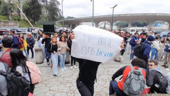 Alumnos de la Universidad Veracruzana bloquearon el circuito Gonzalo Aguirre Beltrán, a la altura del Gimnasio Universitario, inconformes por cambios en el proceso de inscripción. Recriminan la eliminación de la pre inscripción en línea y respeto al MEIF.